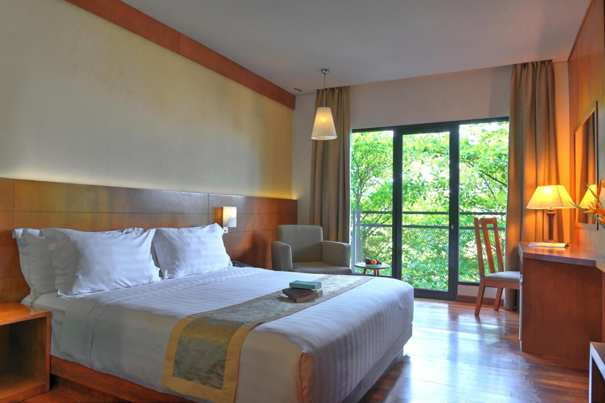 Oak Tree Emerald Hotel & Coventions Semarang Luaran gambar
