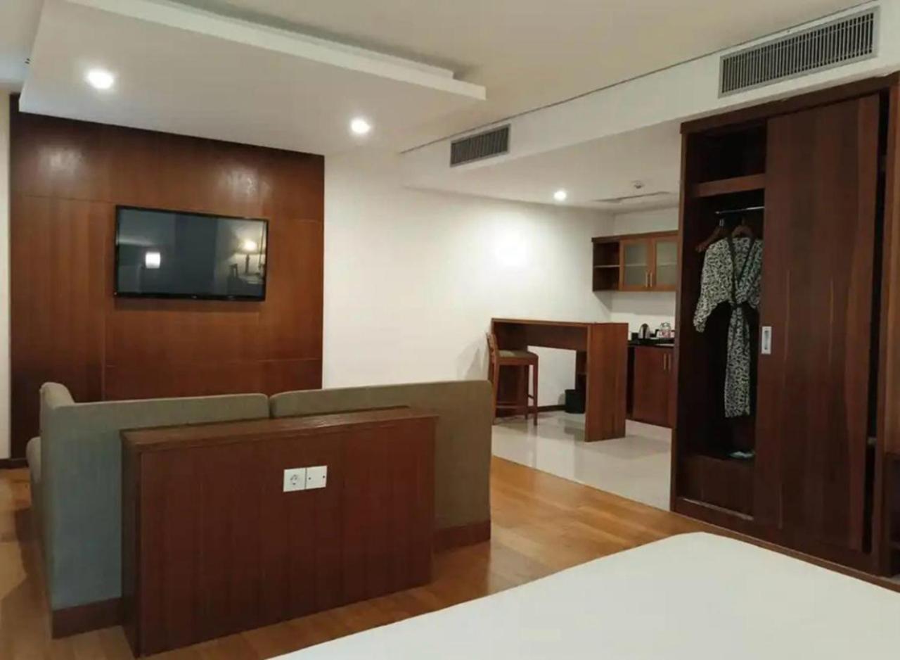 Oak Tree Emerald Hotel & Coventions Semarang Luaran gambar