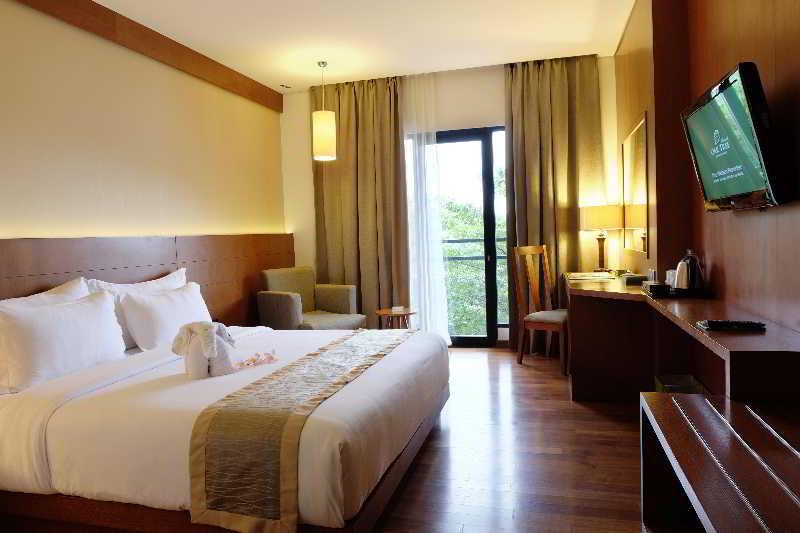 Oak Tree Emerald Hotel & Coventions Semarang Luaran gambar